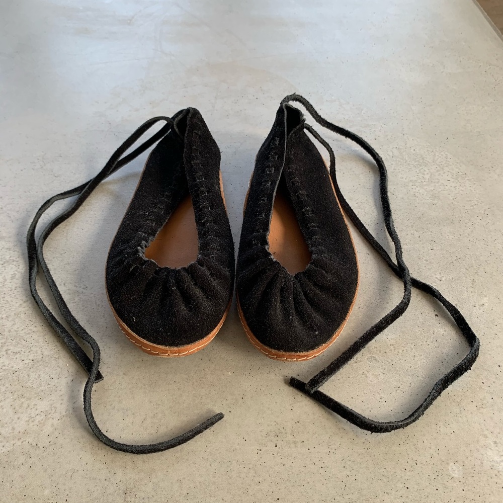 A Detacher Hopi Flats in Black Suede
